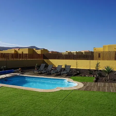 Amarilla Villa La Oliva